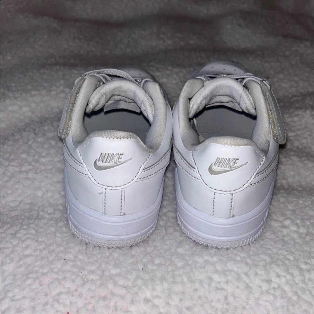 Nike White Sneakers Low-Top Leather Design